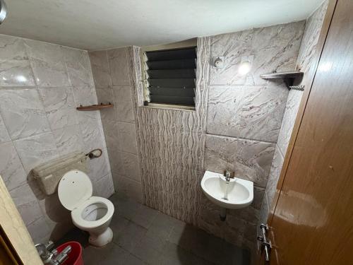 een badkamer met toilet en wastafel bij Lakefront Villa in Manipala