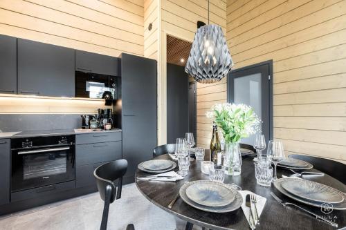 una sala da pranzo con un tavolo e una cucina di Levin Lyhty Dawn D4 by Hilla Villas a Kittilä