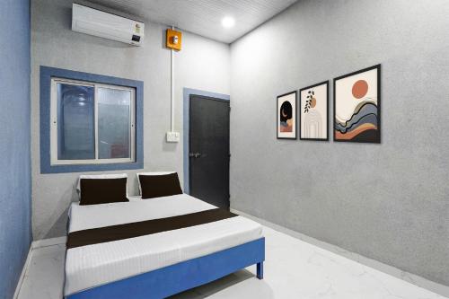 En eller flere senge i et værelse på Hotel O The Lotas Gardan