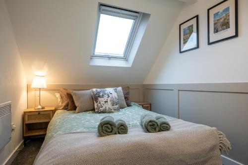Postel nebo postele na pokoji v ubytování Stunning 2 Bedroom Home in Bourton-on-the-Water
