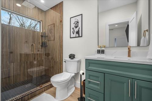 a bathroom with a toilet and a sink and a shower at *Rooftop Deck*Hot Tub*Sauna*Fire Pit*Sunset Views* in Campton