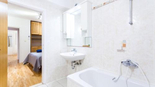 Et badeværelse på Waterfront Villa Dora by Villas Guide