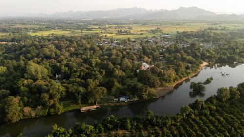 een luchtzicht op een rivier en een stad bij Comsaed River Kwai Resort in Kanchanaburi