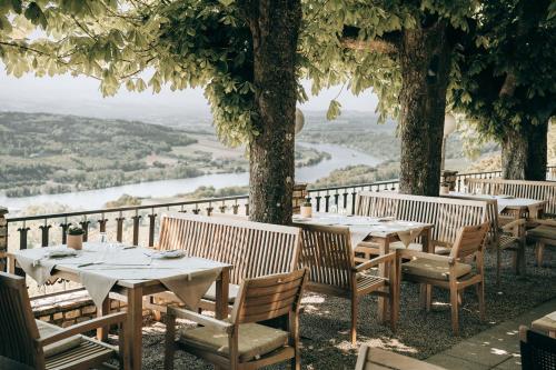 een rij tafels en stoelen met uitzicht op een rivier bij Hotel Schachner in Maria Taferl
