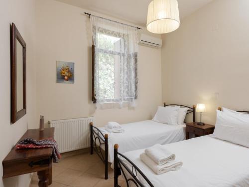 En eller flere senge i et værelse på Luxurious Villa Mountain views & close to the sea