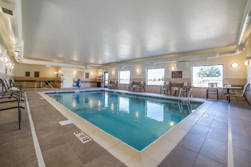 בריכת השחייה שנמצאת ב-Comfort Suites Billings או באזור