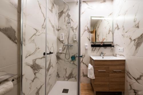 a bathroom with a shower and a sink at YourHouse Apartamentos Andasol 1D in Chipiona