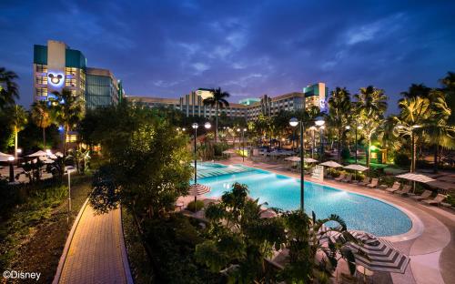 vista su un resort con piscina di notte di Disney's Hollywood Hotel a Hong Kong