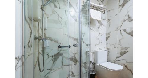 a bathroom with a shower and a toilet at YourHouse Apartamentos Andasol 1 I in Chipiona