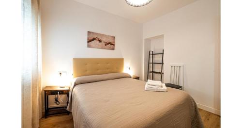 a bedroom with a bed in a room at YourHouse Apartamentos Andasol BB in Chipiona