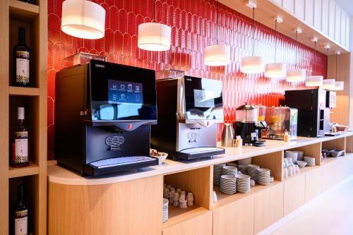 Příslušenství pro přípravu čaje a kávy v ubytování Mercure Alba Iulia