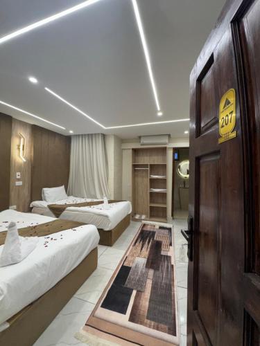 Letto o letti in una camera di Leeda Pyramids View