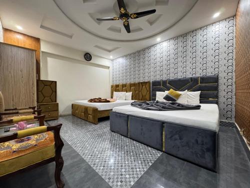 ein Schlafzimmer mit zwei Betten und einer Decke in der Unterkunft Royal Executive Residency in Islamabad