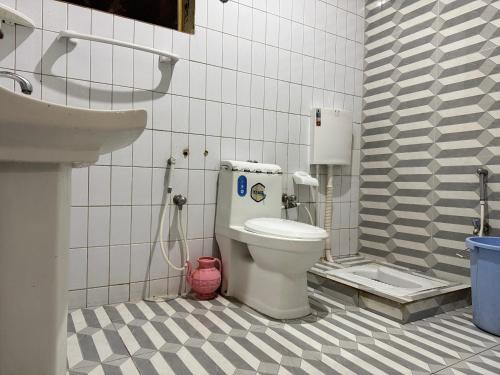 ein Badezimmer mit Toilette und Waschbecken in der Unterkunft Royal Executive Residency in Islamabad