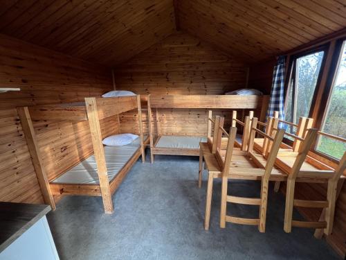 a room with two bunk beds in a cabin at Camping Suderse - De Lyster in Workum