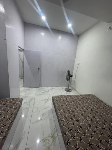 een kamer met een bed en een telefoon erin bij Jogi Homestay in Dwarka