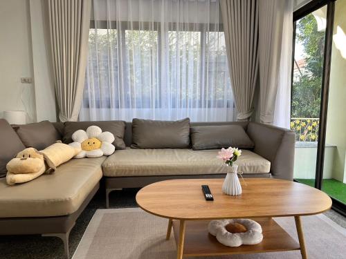 Et opholdsområde på Spacious and peaceful 3 bedrooms detached house inside Bangkok