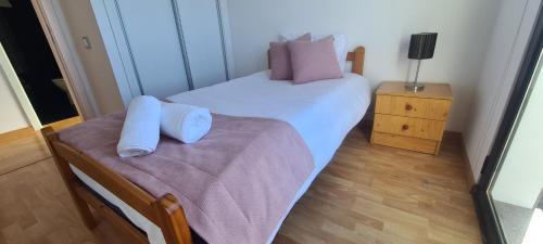 una piccola camera da letto con due letti e un comodino di Skyline Villas RC a Calheta