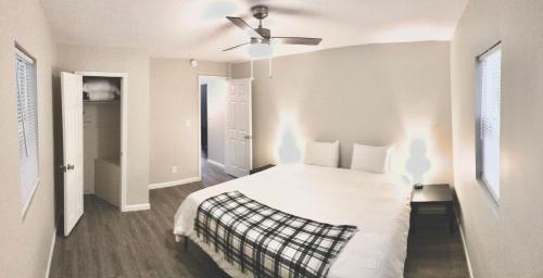 En eller flere senge i et værelse på Bungalow by the lake