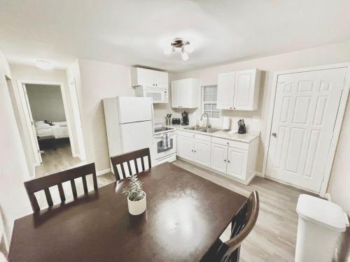 Køkken eller tekøkken på Bungalow by the lake