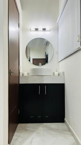 a bathroom with a sink and a mirror at Mazatlán Cervo vacacional in Mazatlán