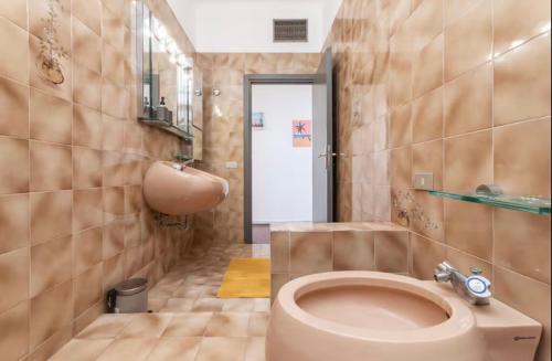 een badkamer met toilet en wastafel bij Villa 4 bedroom Vista Mare, Terrazza e Giardino in Genua