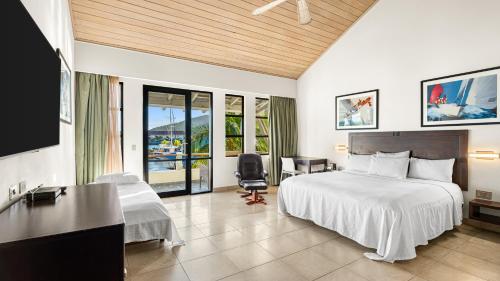 En eller flere senge i et værelse på Moorings Yacht Club