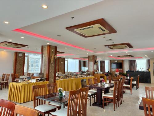 En restaurant eller et andet spisested på Soria Majestic Beachfront Hotel