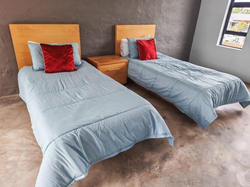 twee bedden naast elkaar in een kamer bij Tee Off House in Parys