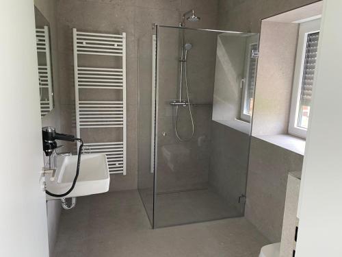 een badkamer met een douche en een wastafel bij Hof Volkmann in Nordkirchen