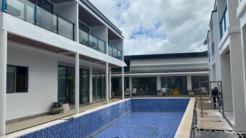 een extern uitzicht op een huis met een zwembad bij Diver's home resort 