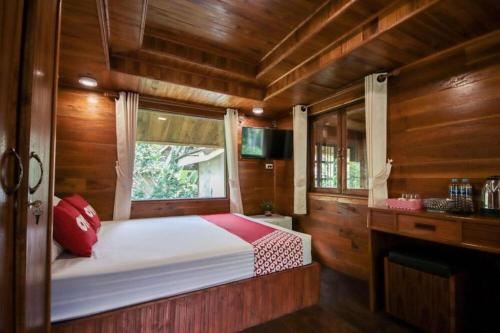 En eller flere senge i et værelse på OYO 604 Ruen Mai Horm Resort