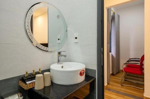 Hoi An Paradise Villa في هوي ان: حمام مزود بحوض ومِرآة