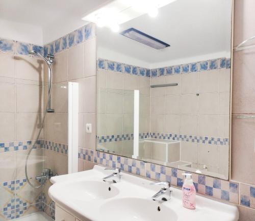 une salle de bains avec un lavabo et un miroir dans l'établissement Casa da Aldeia - Monte Redondo, à Figueira de Lorvão