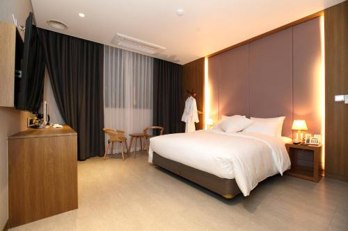 Postel nebo postele na pokoji v ubytování Bricks Hotel