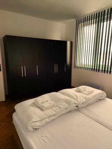 een groot bed met twee handdoeken erop bij MIA Apartment in Yambol