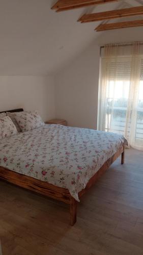 Postel nebo postele na pokoji v ubytování prenoćište sobe apartmani sobe za radnike