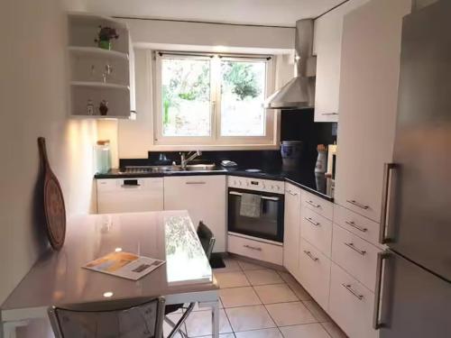 Kuchyň nebo kuchyňský kout v ubytování Pause cocooning - wifi - parking