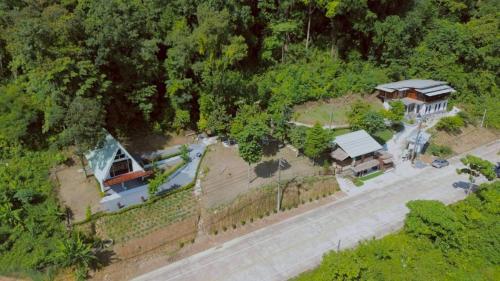 een uitzicht over een huis met een hek bij Grandpa's House in Ko Klang