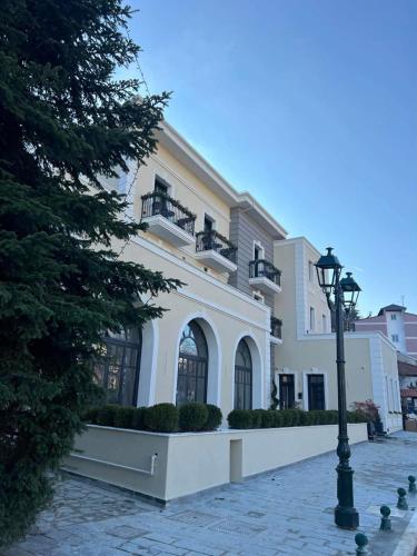 Το κτήριο όπου στεγάζεται  το ξενοδοχείο διαμερισμάτων