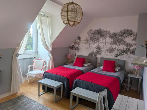 2 Betten in einem kleinen Zimmer mit roten Kissen in der Unterkunft Plage du Pont - Chambres d'Hôtes in Saint-Malo