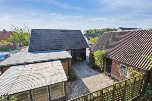 Το κτήριο όπου στεγάζεται  η παραθεριστική κατοικία