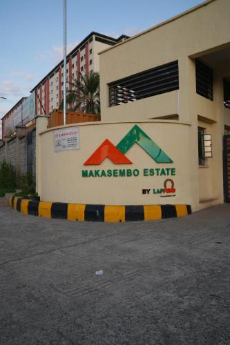 een bord aan de zijkant van een gebouw bij Modern 2-Bedroom Apartment Near Kisumu CBD, Free WiFi, Parking & Security in Kisumu