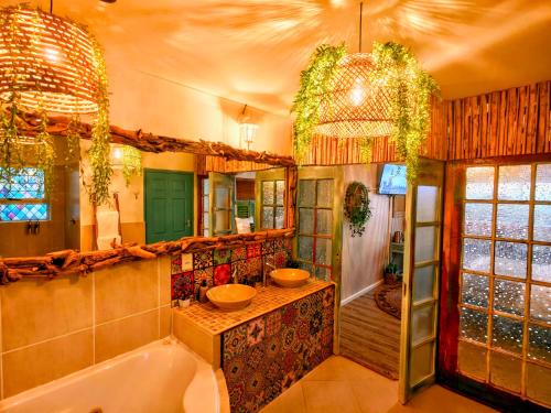 een badkamer met een bad en 2 wastafels. bij African Groove Camps Bay in Kaapstad