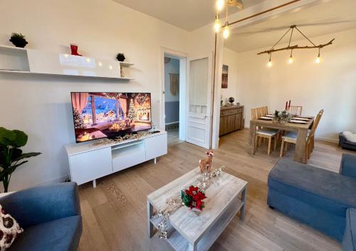 Μια τηλεόραση ή/και κέντρο ψυχαγωγίας στο La Villa Madeleine -jacuzzi - 10 voyageurs