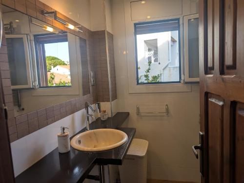 ein Badezimmer mit Waschbecken und Fenster in der Unterkunft Winahost el Rincón de Creixell in Creixell