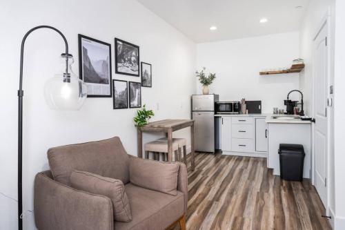 Kuchyň nebo kuchyňský kout v ubytování The Four Daughters Inn The Entire 5 Suite Hotel