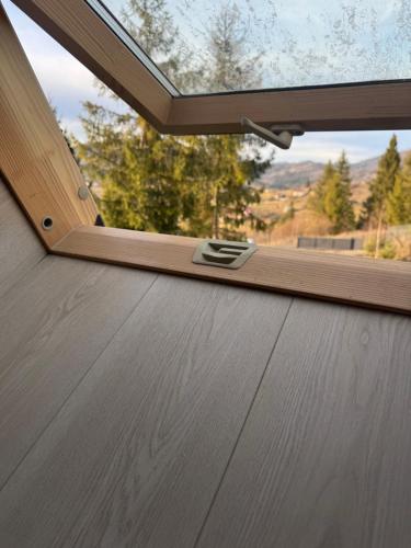 Cảnh núi rừng hoặc tầm nhìn ra núi từ căn hộ