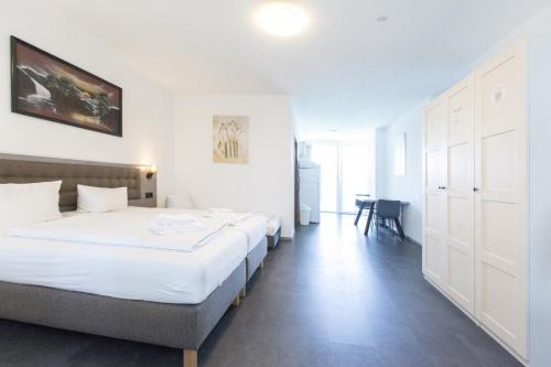 een hotelkamer met twee bedden en een tafel bij Hotel-Pension ODIN in Berlijn