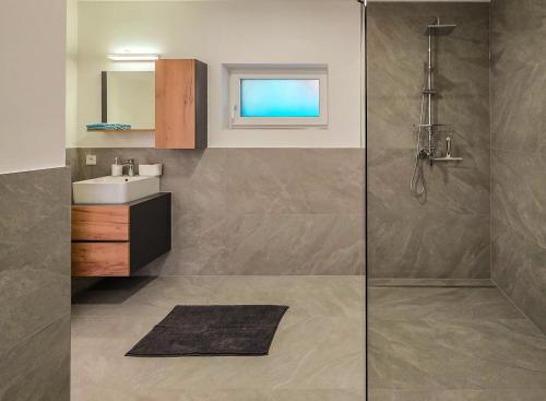 Et badeværelse på Alpen Sky Apartments